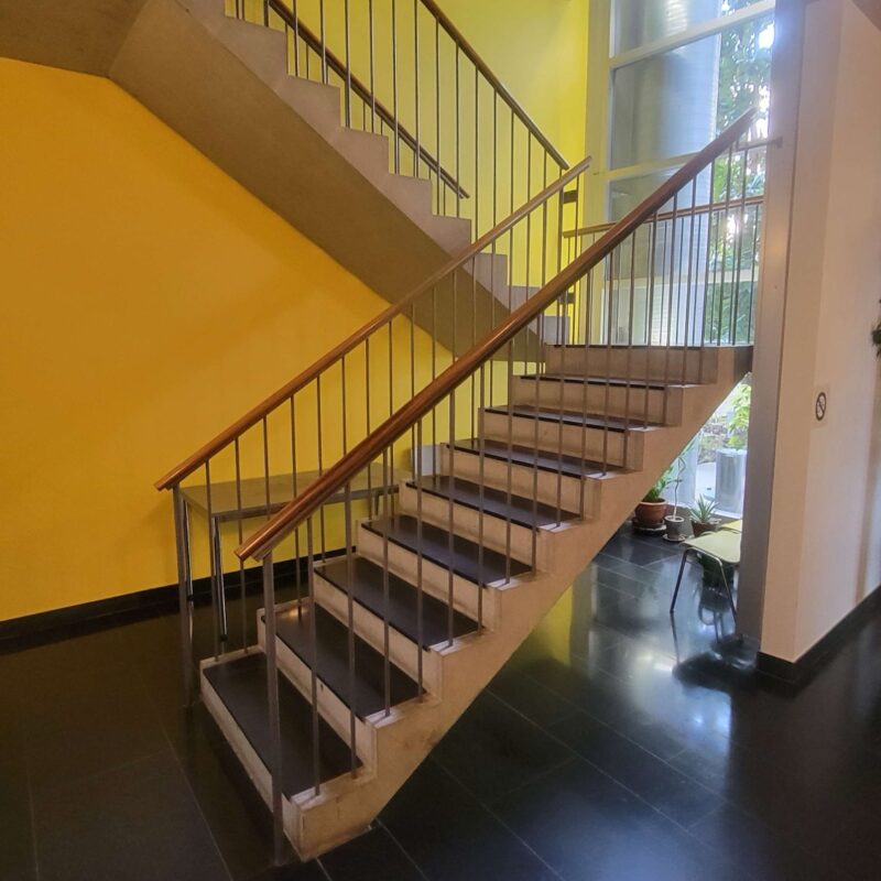 Escalier intérieur et murs jaunes