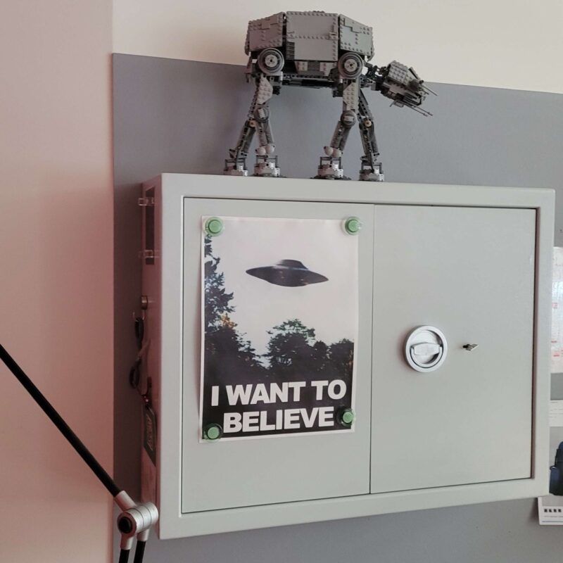 Armoire grise décorée de la réception