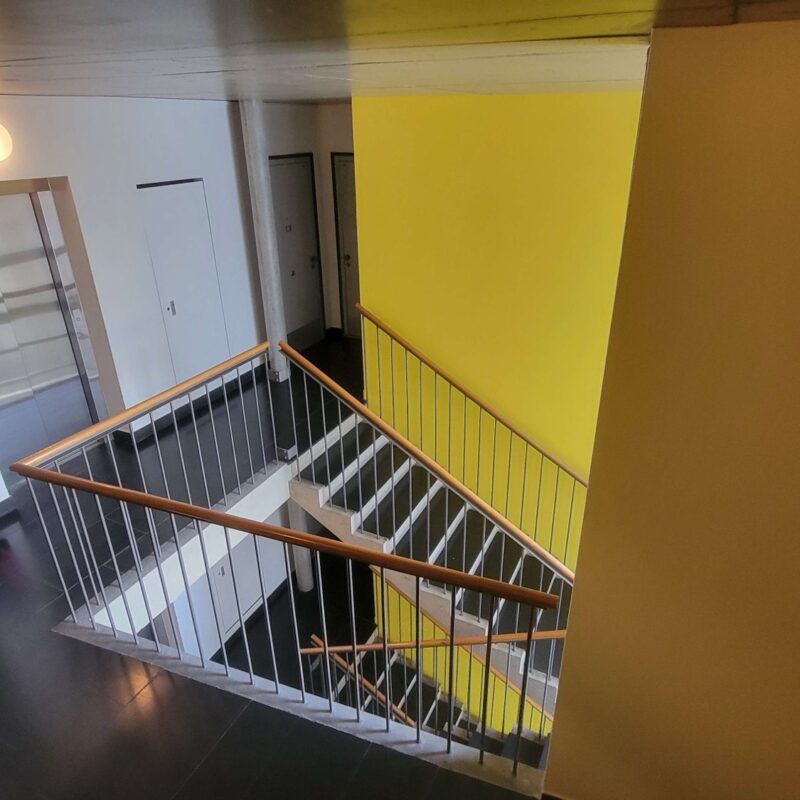 Cage d’escalier aux murs jaunes