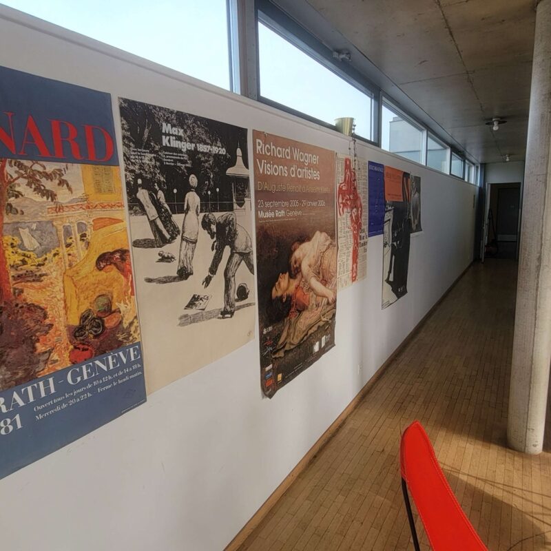 Couloir décoré d’affiches d’expositions