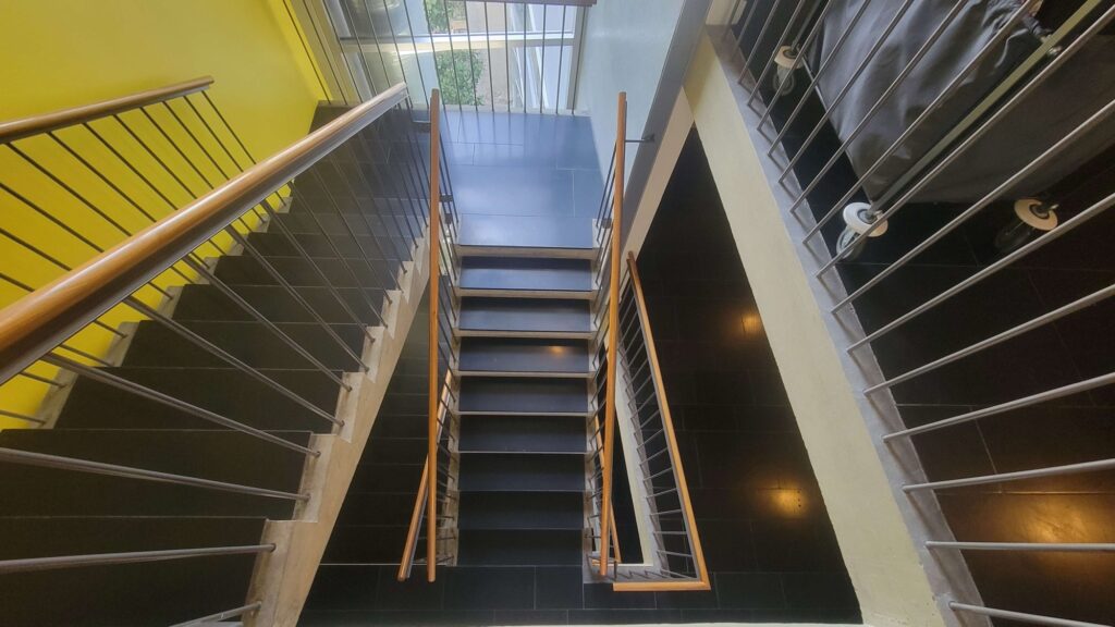 Escalier intérieur vu d’en haut