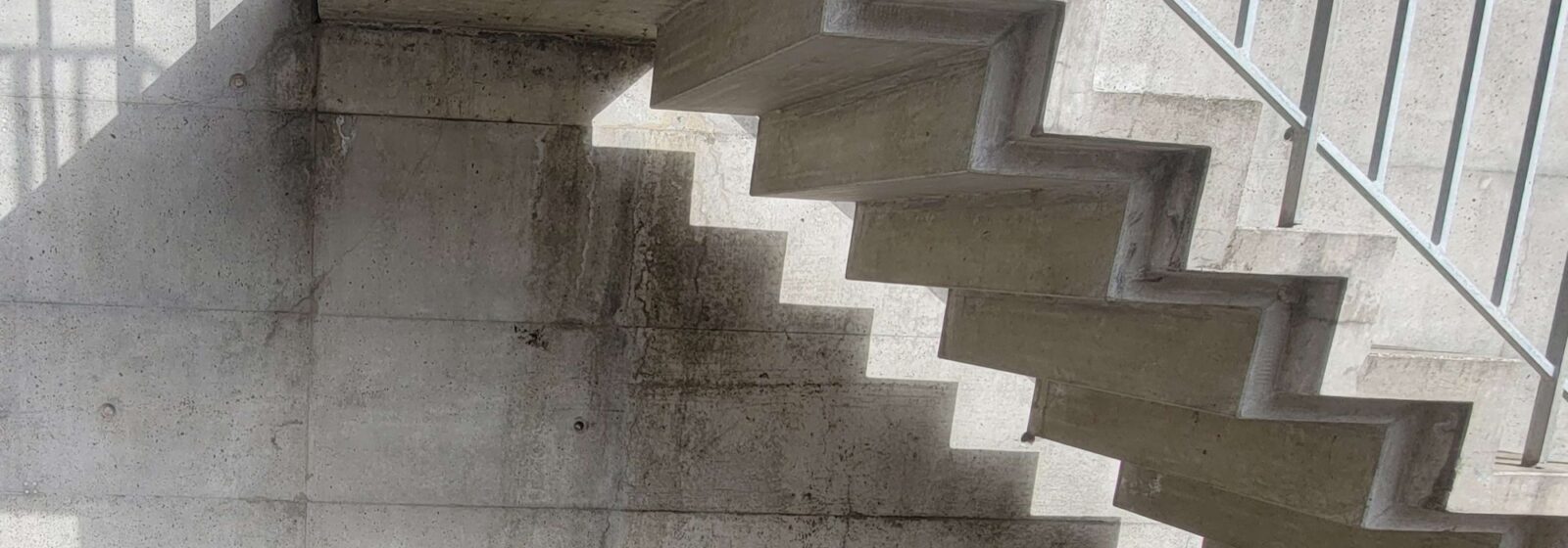 Escalier extérieur en béton du CUP2