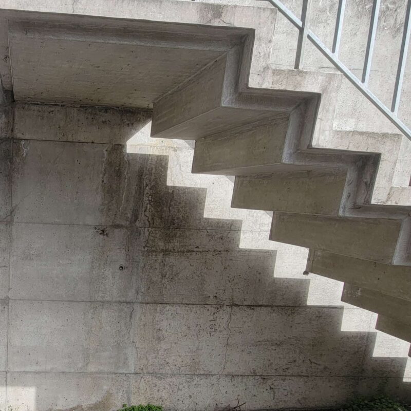 Escalier extérieur en béton du CUP2